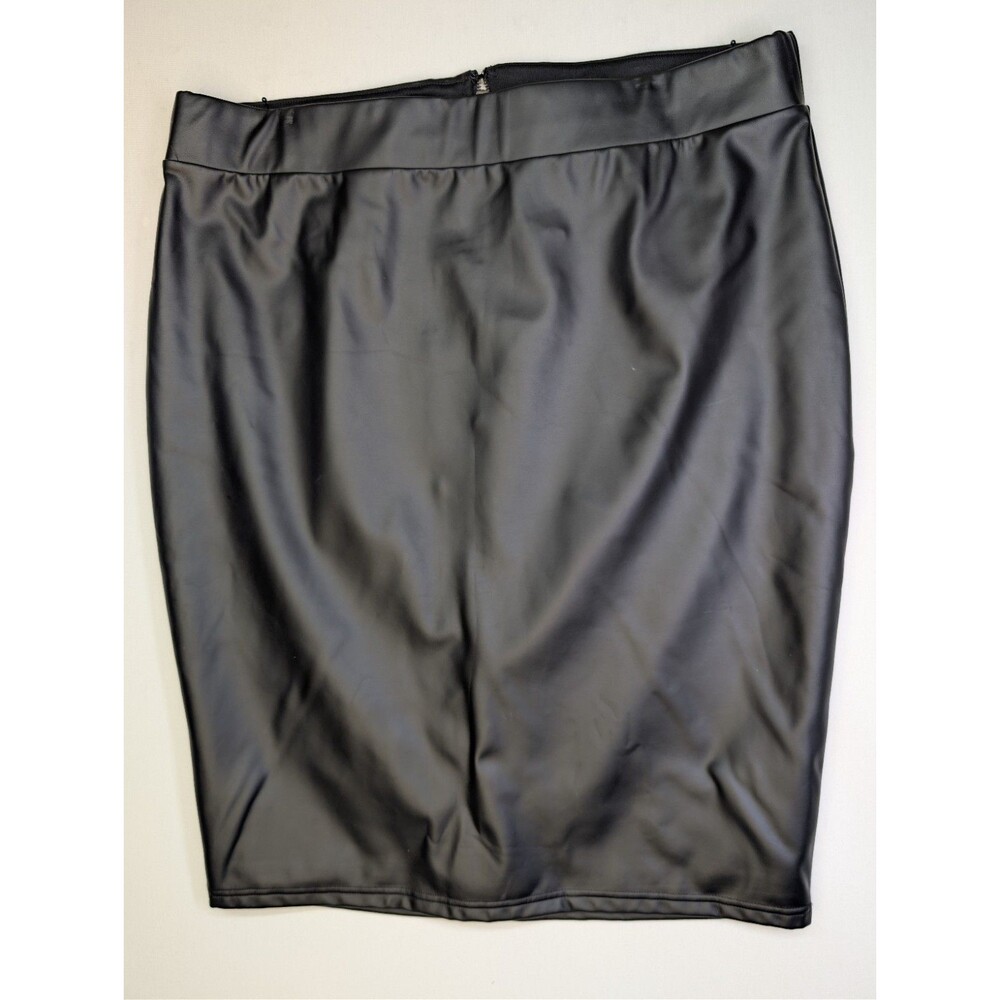 Torrid Studio Faux Leather Pencil Skirt NWT Black Polyurethane Size 2 2X 18-20